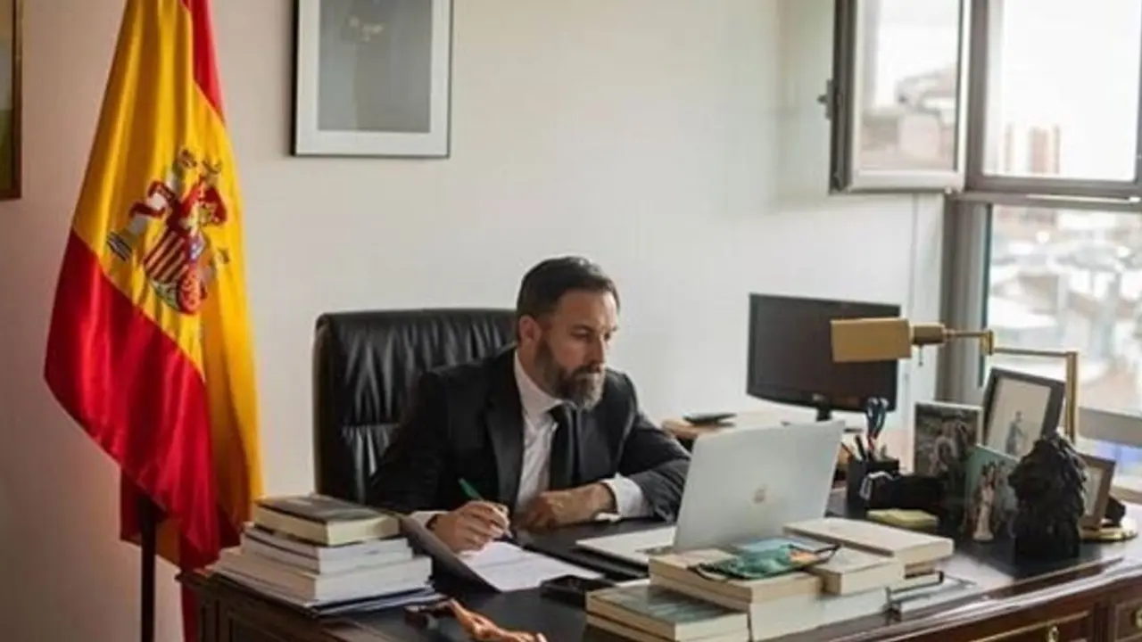 El presidente de Vox, Santiago Abascal, posa en su despacho - Jes&uacute;s Hell&iacute;n - Europa Press