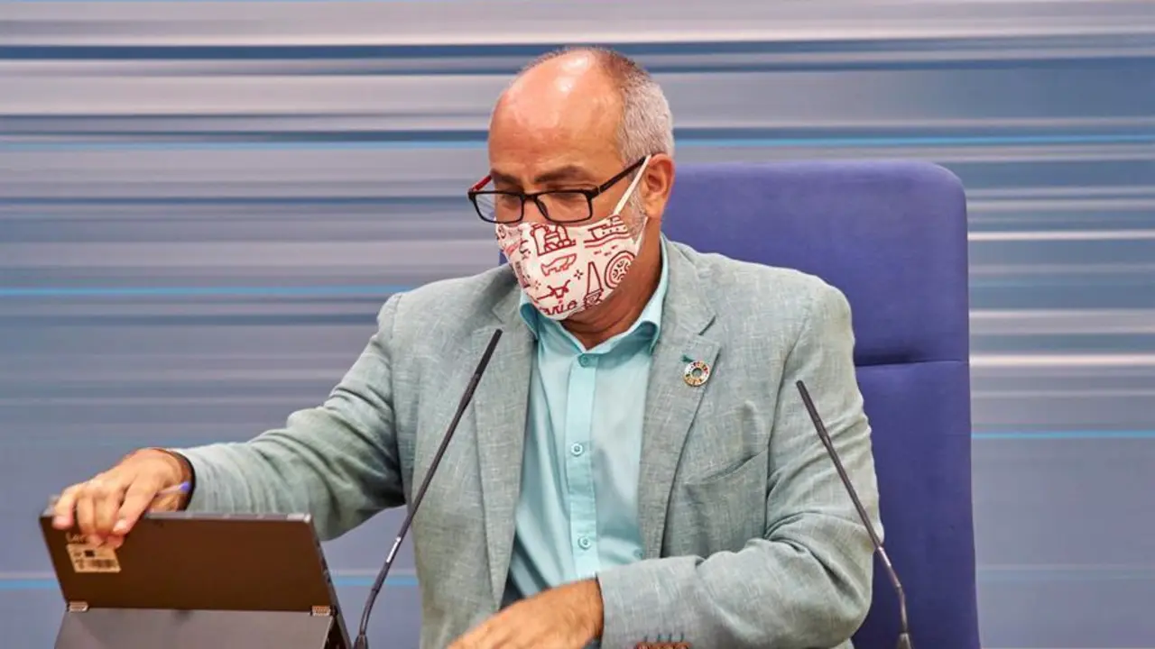 El consejero de Sanidad de Cantabria, Miguel Rodr&iacute;guez informa este jueves a los medios sobre los dos nuevos contagios y brotes en Cantabria. EFE/ Rom&aacute;n G. Aguilera