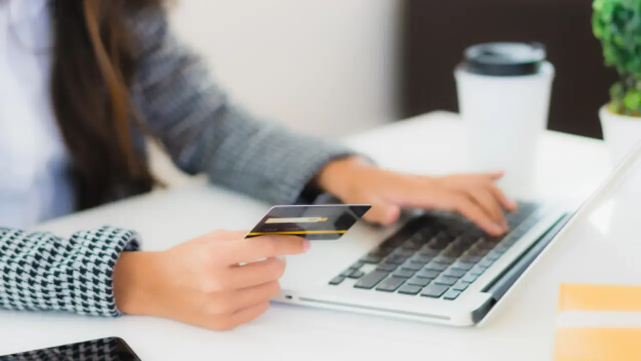 joven-mujer-asiatica-tarjeta-credito-laptop-compras-linea_74190-10436