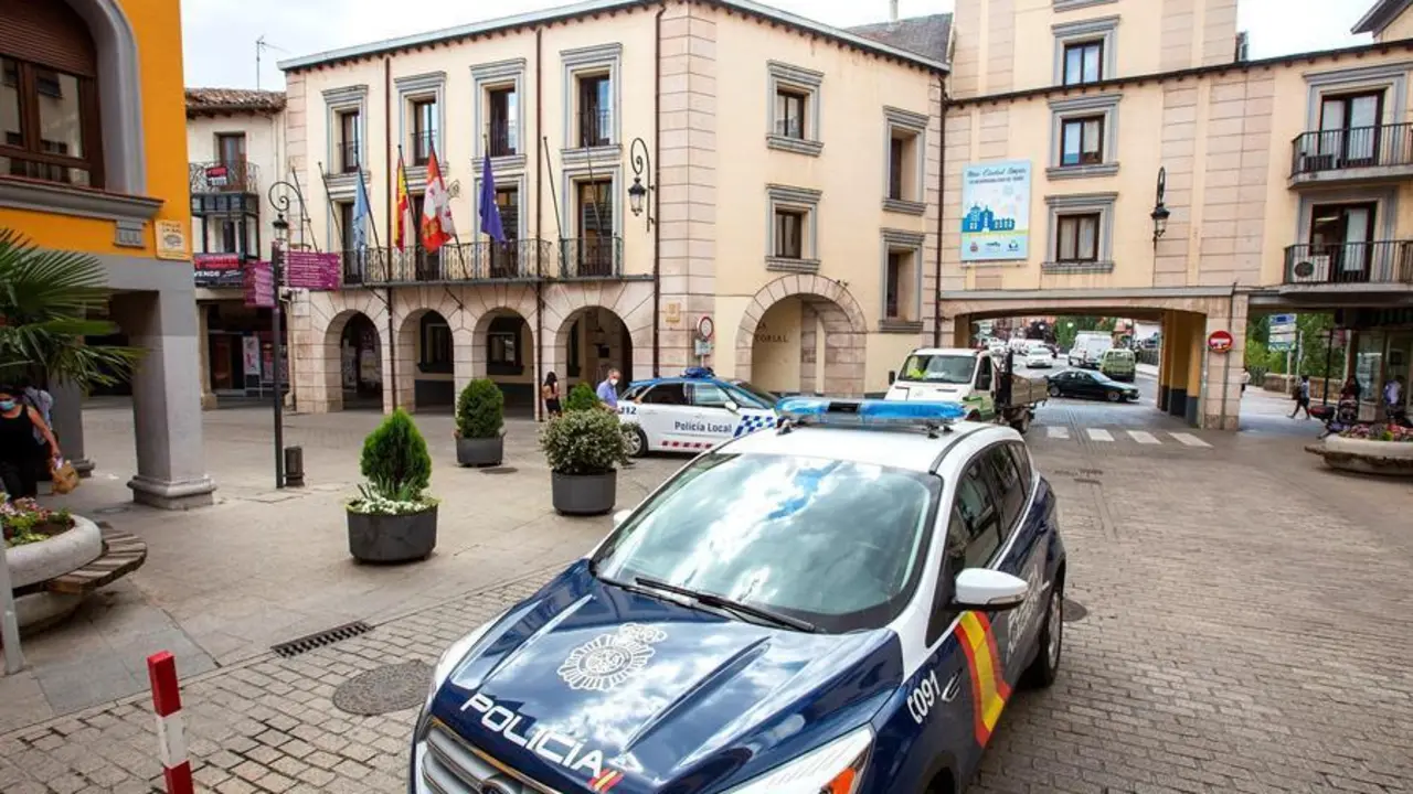 Un coche de Polic&iacute;a estacionado este jueves en una plaza de Aranda de Duero. La Junta de Castilla y Le&oacute;n ha aprobado un plan de contenci&oacute;n para aislar durante 14 d&iacute;as a Aranda de Duero (Burgos), de m&aacute;s de 32.000 habitantes, que sufre una elevada tasa de incidencia de coronavirus y que tiene como objetivo contener una posible transmisi&oacute;n comunitaria de la enfermedad. EFE/ Paco Santamaria