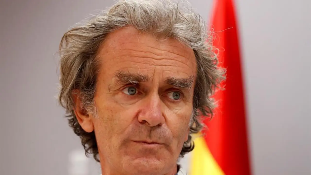 El director del Centro de Coordinaci&oacute;n de Alertas y Emergencias Sanitarias (CCAES), Fernando Sim&oacute;n, ofrece una rueda de prensa este jueves en Madrid. EFE/J. J Guill&eacute;n