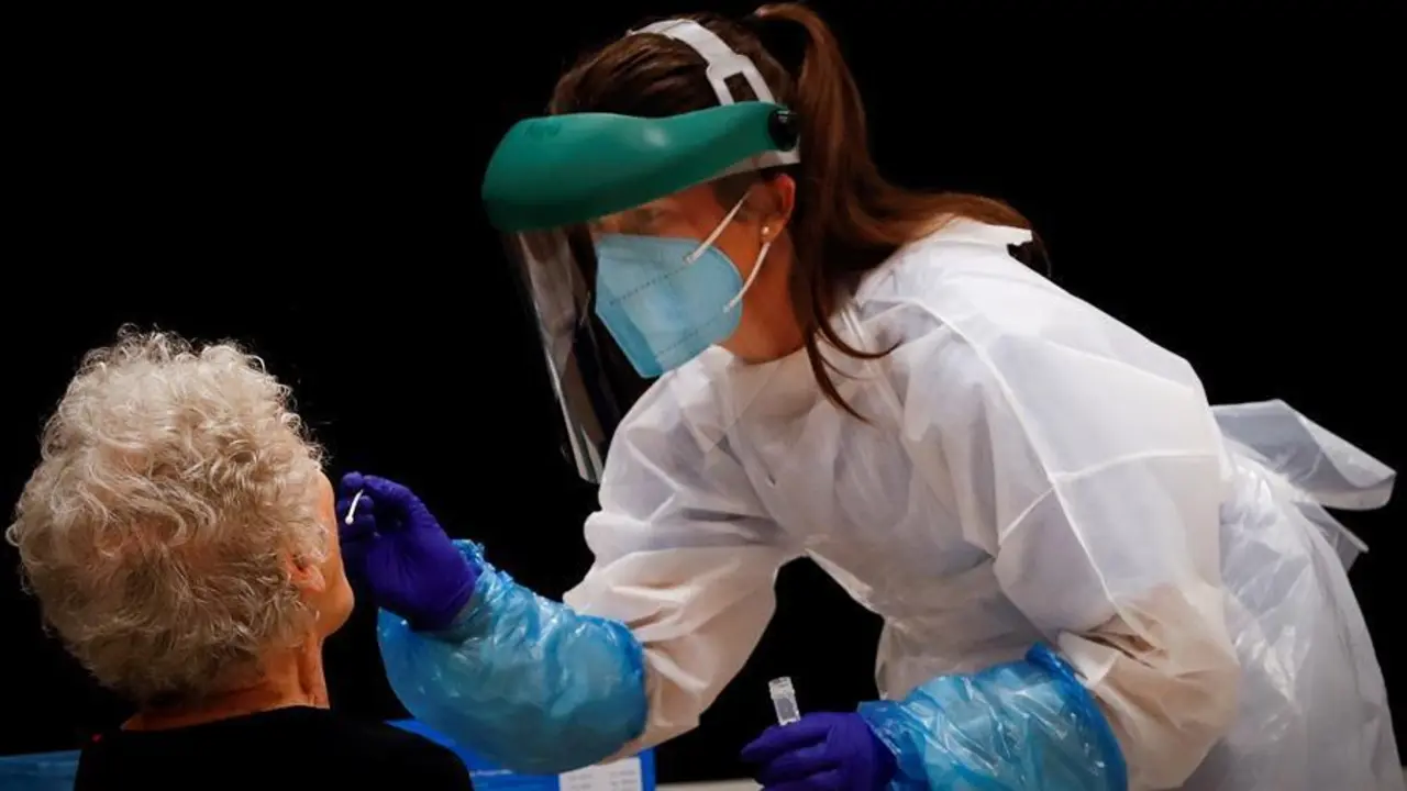 El Departamento de Salud ha comenzado este viernes a realizar pruebas PCR a clientes del bar Ramuntxo Berri de San Sebasti&aacute;n ante la posibilidad de que se haya producido un foco infeccioso . EFE/Javier Etxezarret