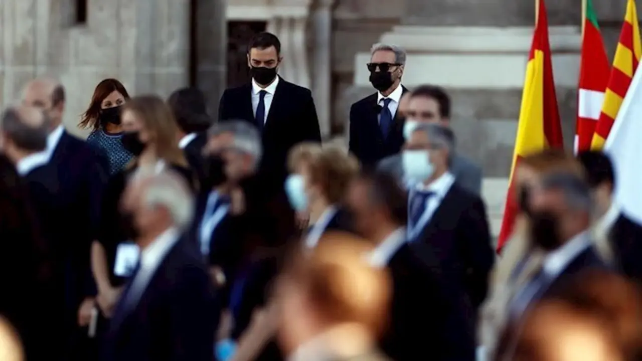 El presidente del Gobierno, Pedro S&aacute;nchez (c), durante el homenaje de Estado a las v&iacute;ctimas de la pandemia de coronavirus en el Patio de la Armer&iacute;a del Palacio Real en Madrid (Espa&ntilde;a), a 16 de julio de 2020. - Pool