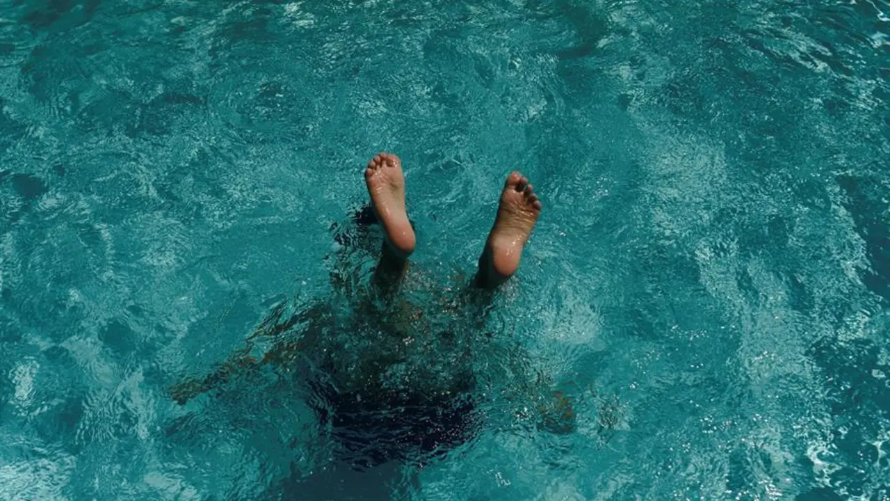 Un ni&ntilde;o se ba&ntilde;a este viernes en las piscinas municipales de Oira, en Ourense, en una jornada marcada por las altas temperaturas. EFE/ Brais Lorenzo