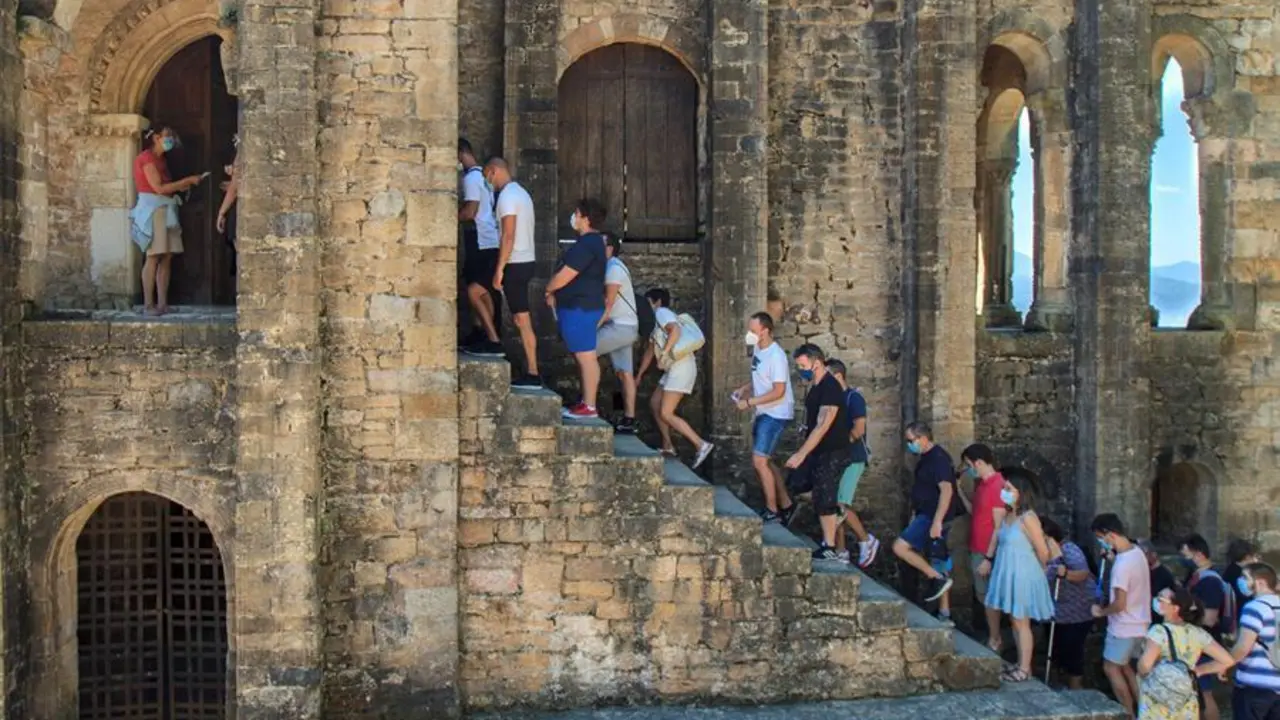 Grupos de turistas en el exterior del monumento prerrom&aacute;nico de Santa Mar&iacute;a del Narancos, a cuatro kil&oacute;metros de Oviedo, sobre la ladera sur del Monte Naranco, en un d&iacute;a que Asturias est&aacute; en alerta amarilla por altas temperaturas que podr&iacute;an alcanzar los 36 grados.- EFE/Alberto Morante