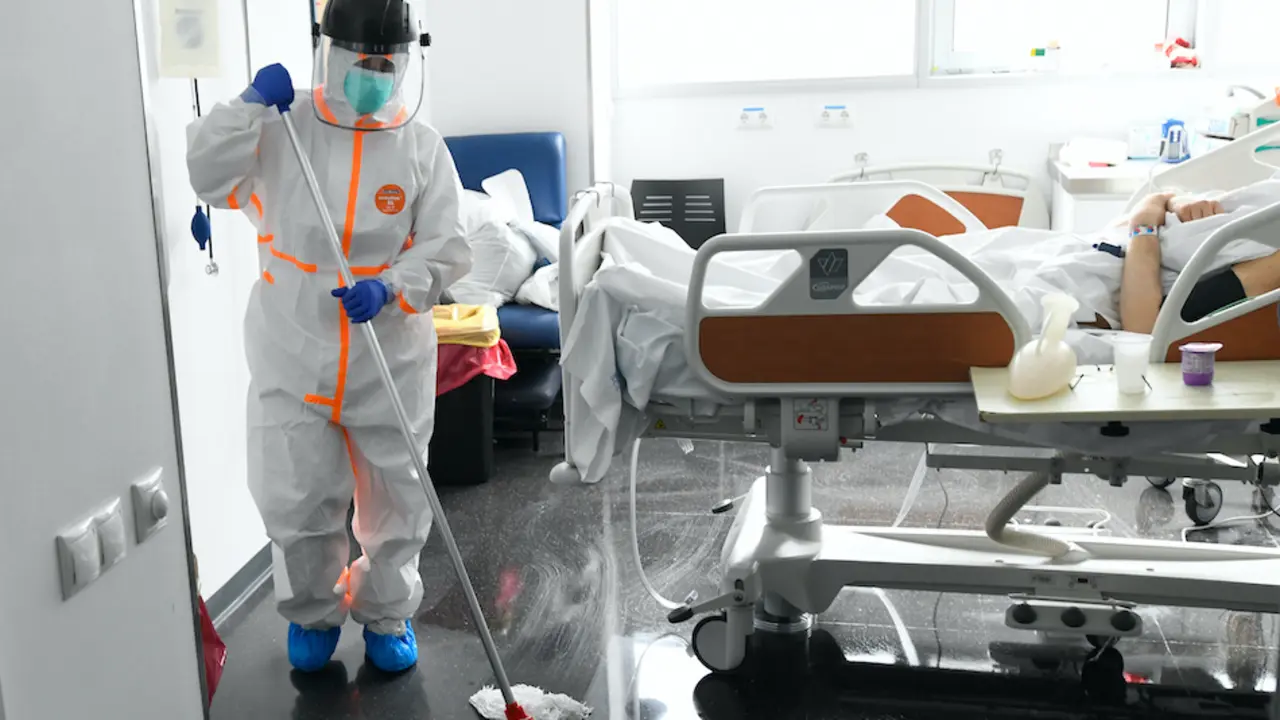 Una sanitario desinfecta la habitaci&oacute;n de un paciente afectado por coronavirus en el Hospital Marqu&eacute;s de Valdecilla. / Cubero / ARCHIVO