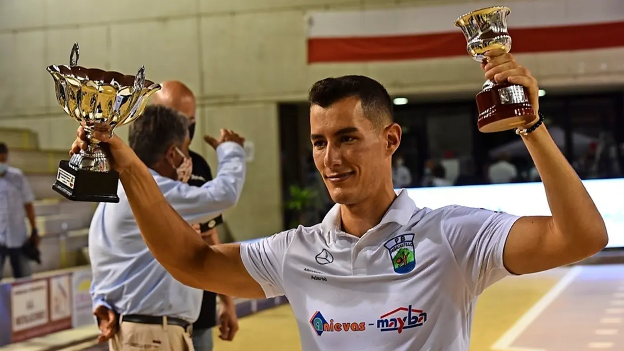 V&iacute;ctor Gonz&aacute;lez levanta los trofeos que le acreditan como campe&oacute;n regional de Primera categor&iacute;a 2020. / reguera