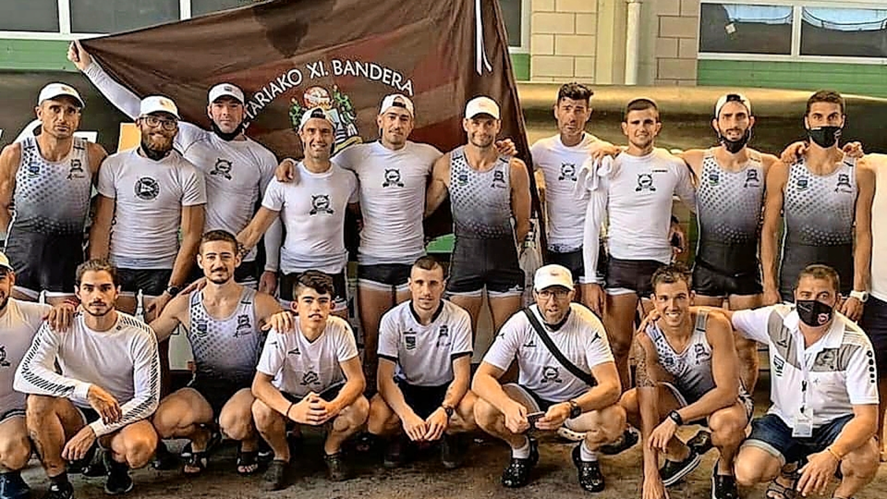 Los remeros de Pedre&ntilde;a posan con la cuarta bandera conseguida esta temporada.