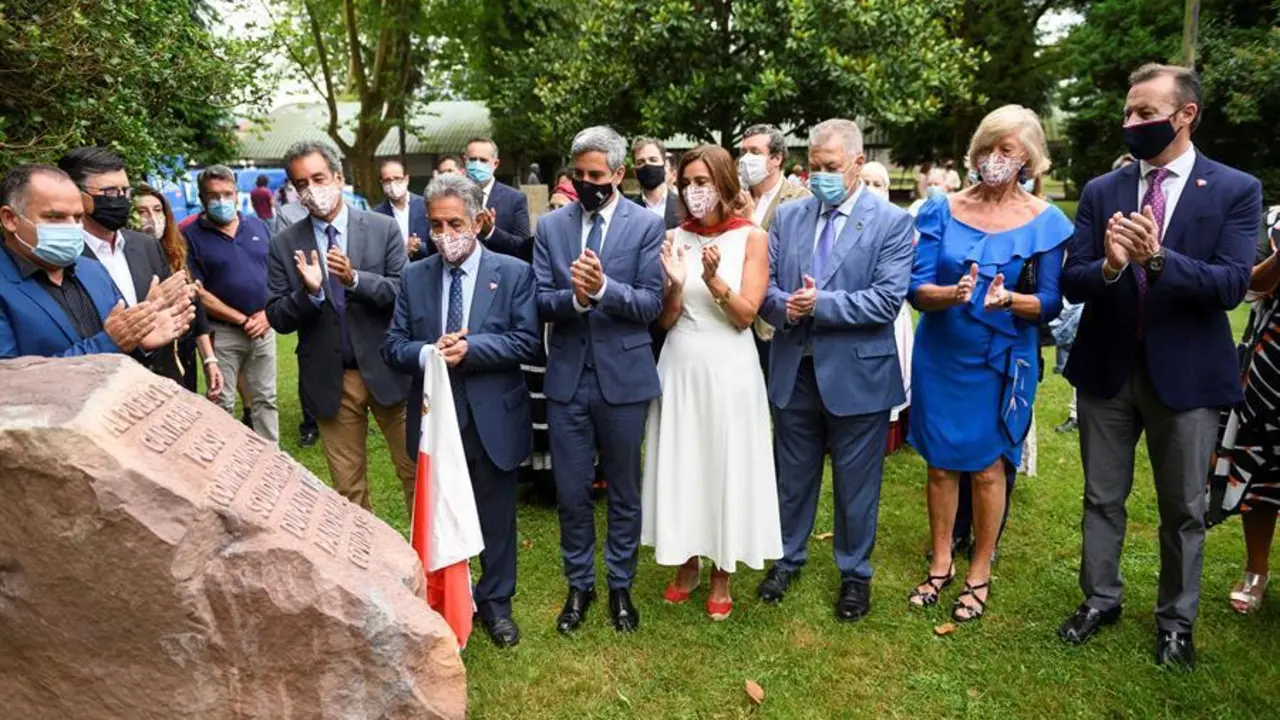 El presidente de Cantabria, Miguel &Aacute;ngel Revilla (6i), y el presidente del Parlamento, Joaqu&iacute;n G&oacute;mez (3i), entre otros, durante la celebraci&oacute;n del D&iacute;a de la Comunidd, este domingo en la localidad c&aacute;ntabra de Cabez&oacute;n de la Sal. EFE/Pedro Puente Hoyos