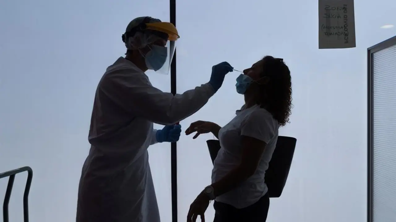 Un enfermero de urgencias del 061 realiza los test PCR en la sede del 061 en Zaragoza. EFE/Toni Gal&aacute;n