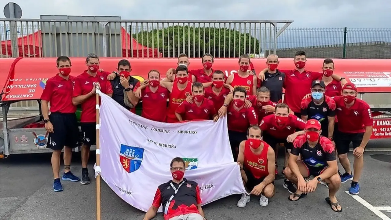 Los remeros de Castro posando con una nueva bandera.