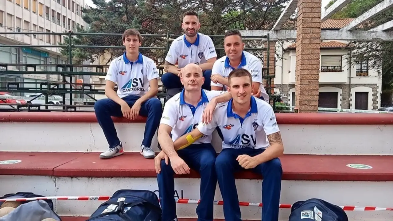Los jugadores de la Pe&ntilde;a La Rasilla, felices tras el triunfo ante Riotuerto. / Fernando S&aacute;nchez