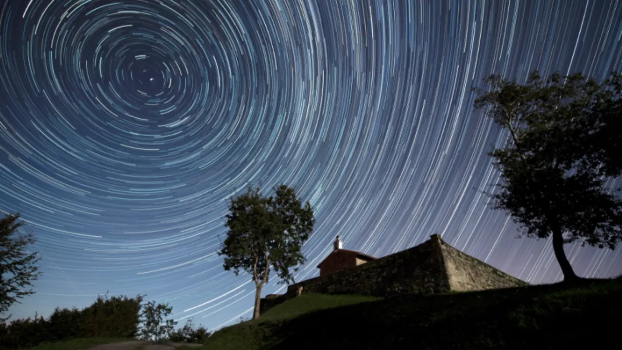 Imagen de larga exposici&oacute;n que muestra las estrellas circumpolares sobre la ermita de San Esteban, en Santander.

Ha sido tomada esta madrugada en las drac&oacute;nidas, la primera lluvia de estrellas del oto&ntilde;o. / Pedro Puente Hoyos 📸 Pedro P