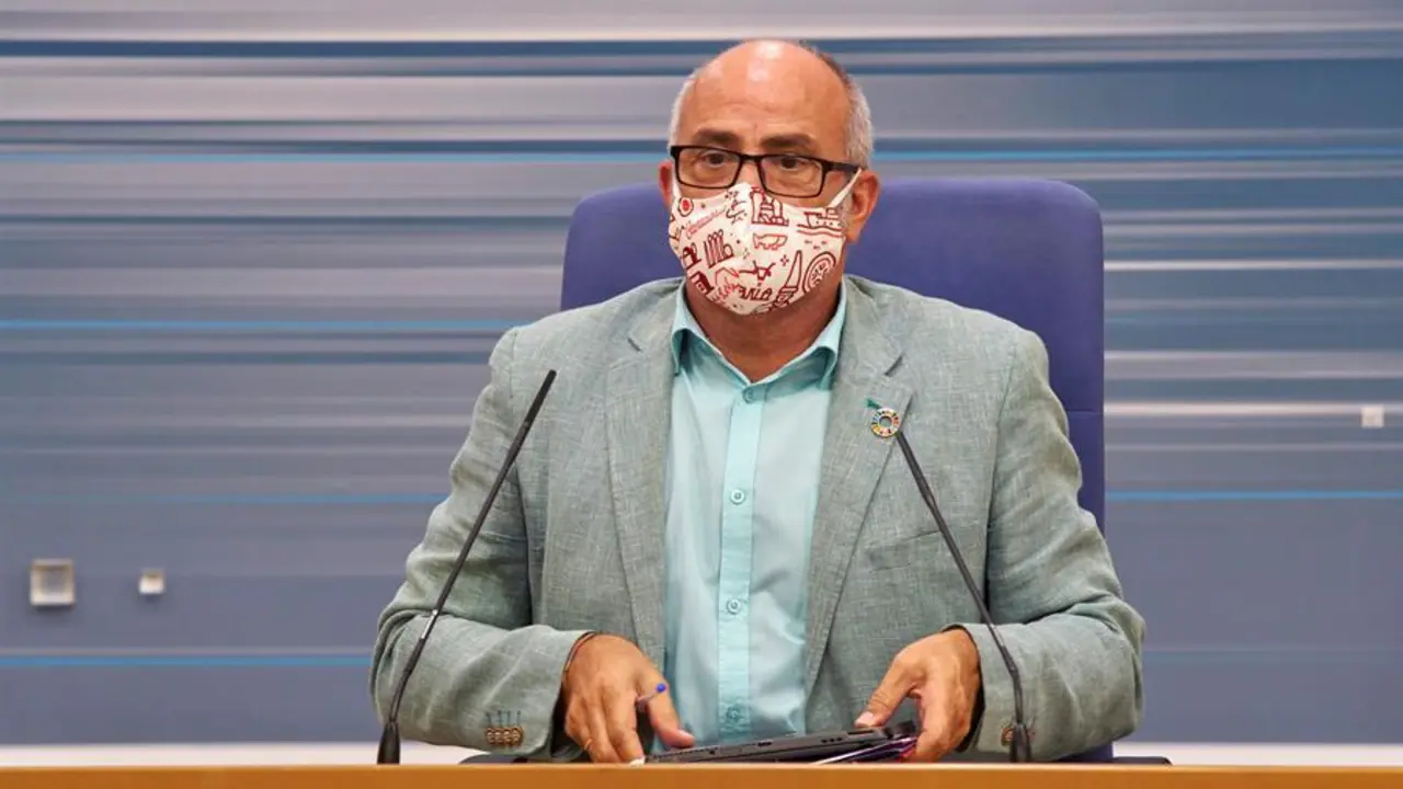 El consejero de Sanidad de Cantabria, Miguel Rodr&iacute;guez informa este jueves a los medios sobre los dos nuevos contagios y brotes en Cantabria. EFE/ Rom&aacute;n G. Aguilera