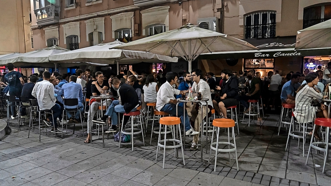 Los empresarios de los locales de ocio nocturno como protesta apagaron las luces de la plaza de Ca&ntilde;ad&iacute;o en Santander.