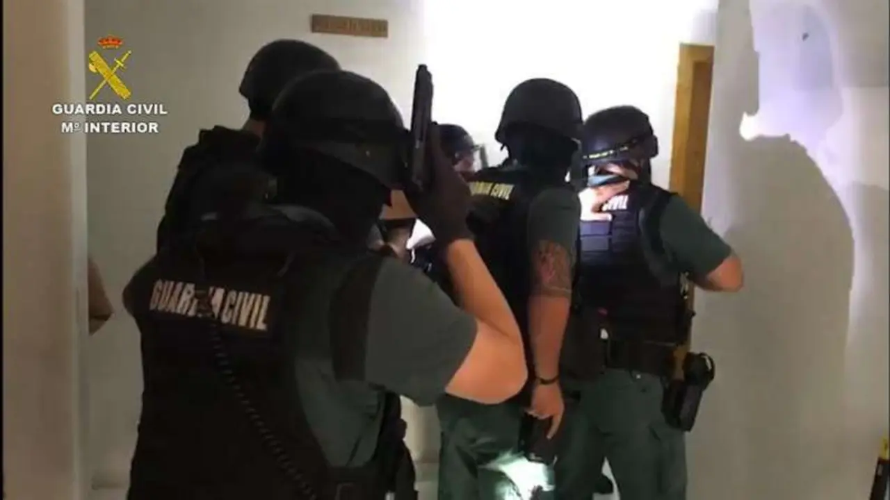 Un grupo de agentes se dispone a entrar en la casa de uno de los detenidos.