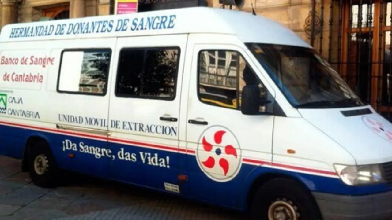 La unidad m&oacute;vil de la asociaci&oacute;n hermandad de donantes de sangre de Cantabria.