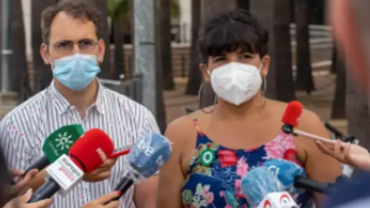 La presidenta del grupo parlamentario de Adelante Andaluc&iacute;a y l&iacute;der andaluza de anticapitalistas, Teresa Rodr&iacute;guez, atendiendo a los periodistas junto al l&iacute;der de IU Andaluc&iacute;a, Toni Valero, antes del acto de Blas Infante - EDUARDO BRIONES - EUROPA PRESS