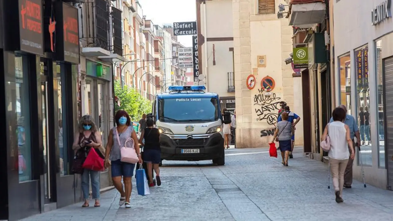 Calles del centro de Aranda del Duero pr&aacute;cticamente vac&iacute;as, este viernes. La situaci&oacute;n de contagios en Aranda de Duero (Burgos), de 32.000 habitantes y que desde este ma&ntilde;ana est&aacute; aislada, no para de crecer y sus tres zonas b&aacute;sicas de salud contabilizaron este viernes un total de 271 casos positivos, que son 43 m&aacute;s que este pasado jueves. EFE/ Paco Santamaria