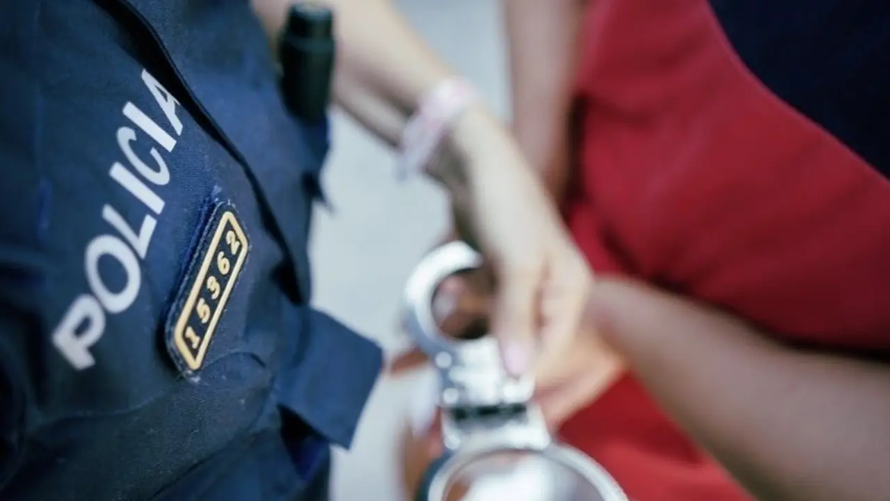detenido esposas