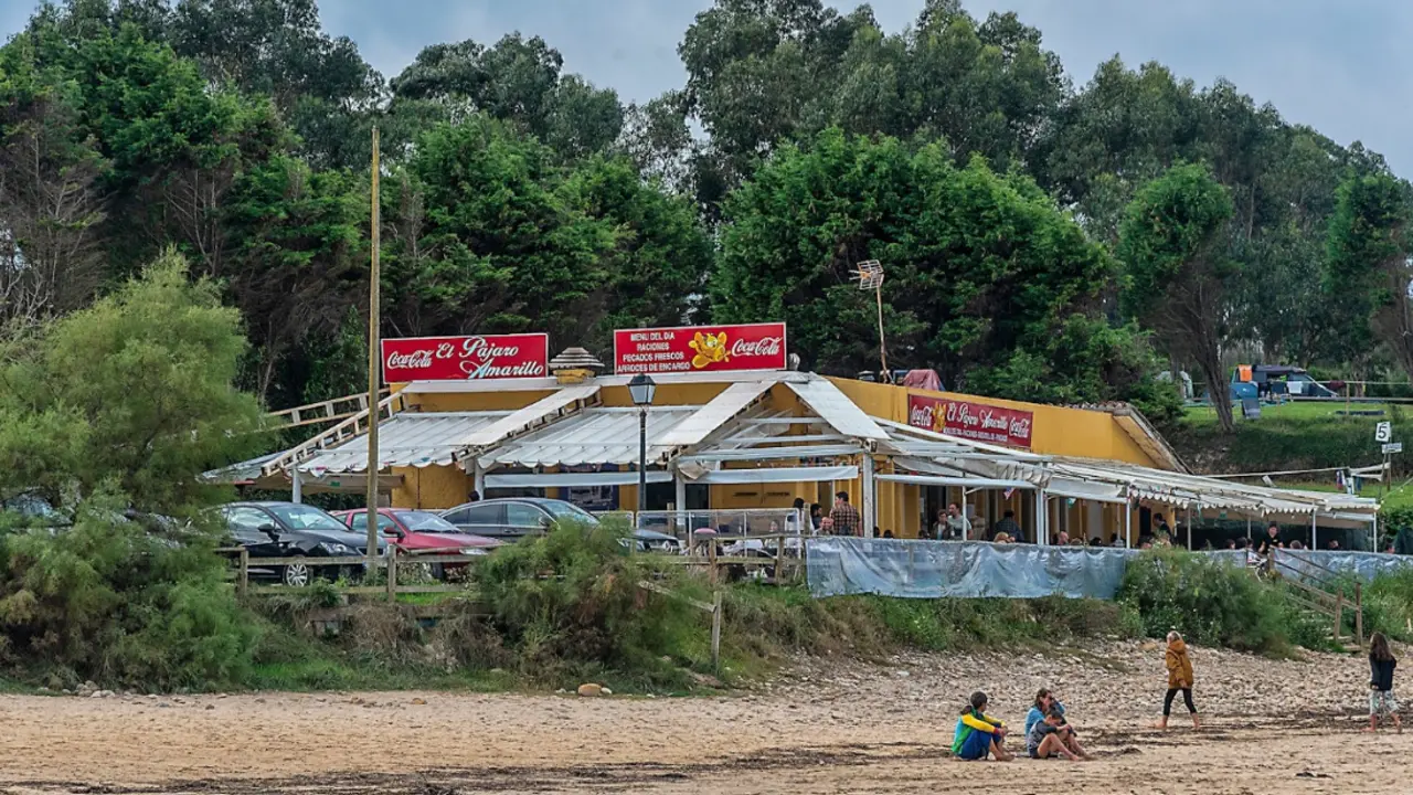 El restaurante 'El p&aacute;jaro amarillo', ubicado en la playa de Oyambre.