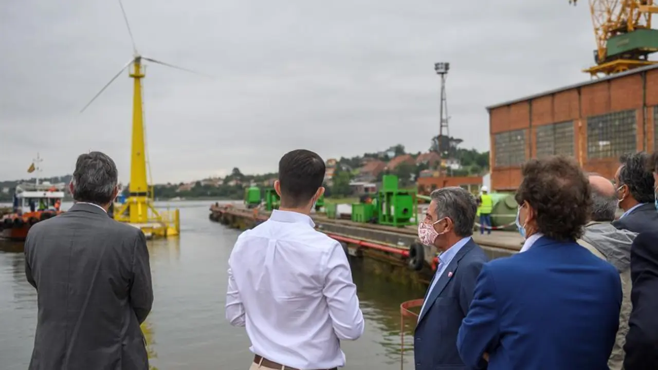 El presidente de Cantabria, Miguel &Aacute;ngel Revilla durante la botadura de la boya experimental de la empresa Saitec este lunes en la localidad c&aacute;ntabra de El Astillero. La empresa Saitec ha instalado en aguas abiertas, concretamente en el Abra del Sardinero por sus condiciones protegidas de oleaje, una plataforma flotante que ha desarrollado a escala reducida, lo que supone un "hito" al ser el primer prototipo de esta empresa instalado en el mar que servir&aacute; para generar energ&iacute;a renovable a trav&eacute;s de una boya e&oacute;lica marina. EFE/ Pedro Puente Hoyos