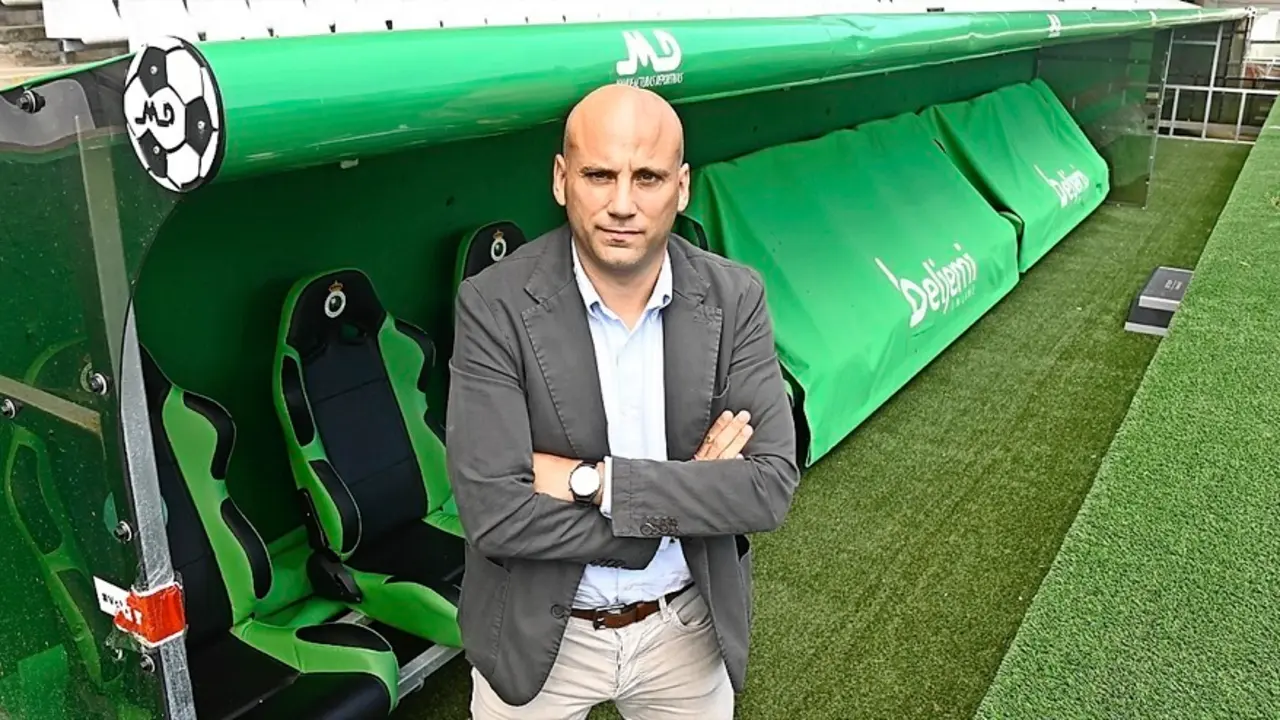 Javi Rozada, en el que ser&aacute; su banquillo a partir de la pr&oacute;xima temporada. / Hardy