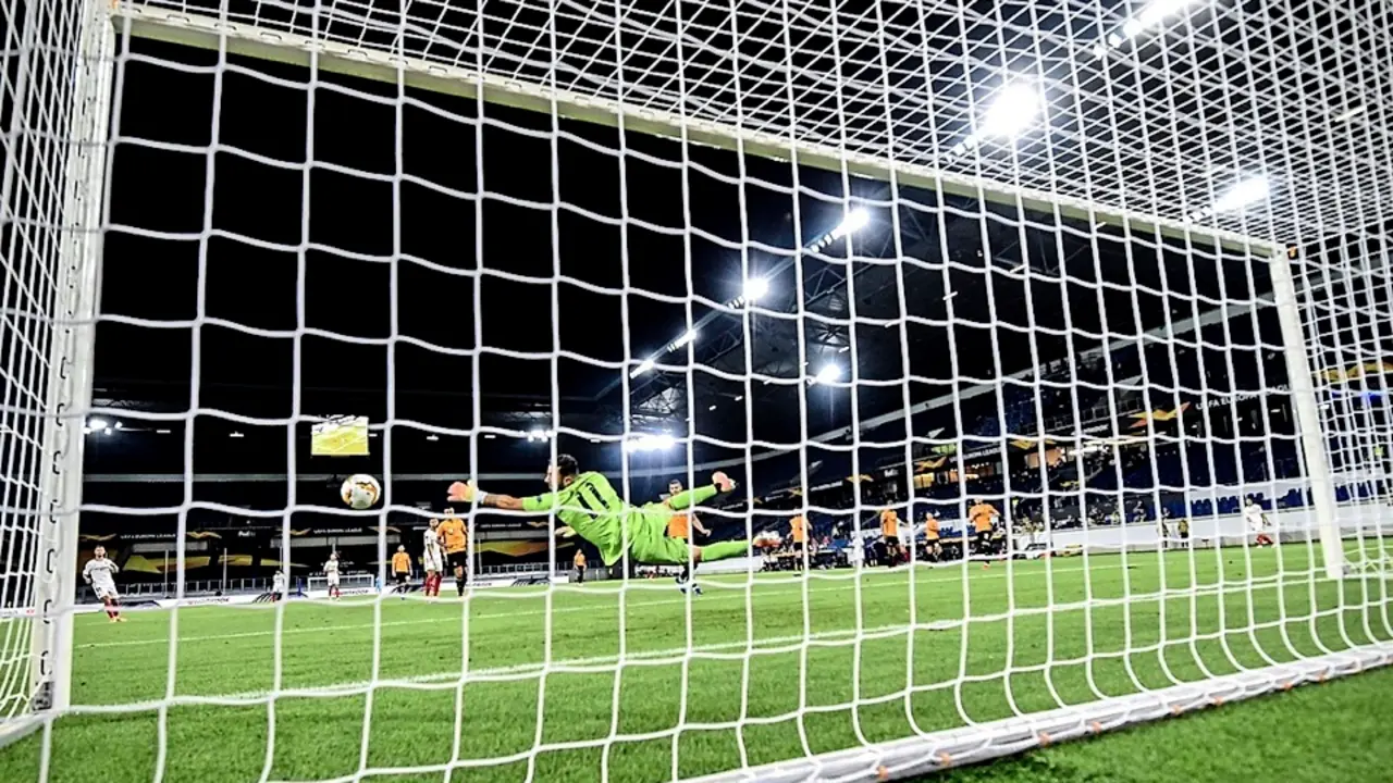 Yassine Bono se convirti&oacute; en protagonista al detener el penalti lanzado por Ra&uacute;l Jim&eacute;nez en el minuto 13, despu&eacute;s de una falta clara de Diego Carlos sobre Adama Traor&eacute;. / EFE