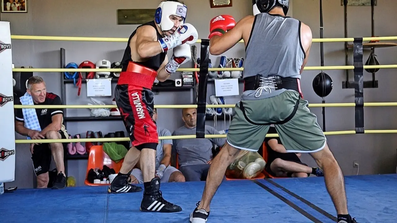 GRAF9245. TORRELAVEGA, 06/08/2020.-El boxeador argentino Sergio Maravilla Mart&iacute;nez (i), que ha estado seis a&ntilde;os apartado de los cuadril&aacute;teros, prepara estos d&iacute;as su vuelta al ring para el pr&oacute;ximo 21 de agosto en Torrelavega (Cantabria), adonde ya ha trasladado su campo de entrenamiento. Mart&iacute;nez, con un r&eacute;cord profesional de 51 victorias -28 KO-, y dos derrotas, se enfrentar&aacute; al espa&ntilde;ol Jos&eacute; Miguel El Traumat&oacute;logo Fandi&ntilde;o. La contienda est&aacute; pactada a diez asaltos y en la categor&iacute;a de peso medio. El p&uacute;gil, de 45 a&ntilde;os, se encuentra ya en la ciudad c&aacute;ntabra entrenando con su preparador Tin&iacute;n Rodr&iacute;guez en el gimnasio Kronk, centro de operaciones del boxeador espa&ntilde;ol Sergio Garc&iacute;a, actual Campe&oacute;n de Europa del peso W&eacute;lter.-EFE/Pedro Puente Hoyos
