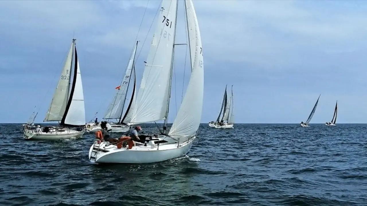 Las tripulaciones, en plena regata. / FCV