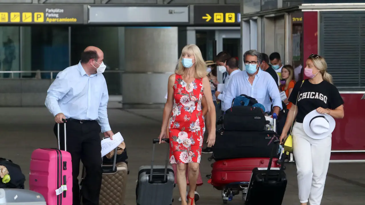 Llegadas de brit&aacute;nicos al aeropuerto de la capital de la Costa del Sol, despu&eacute;s de que Reino Unido imponga una cuarentena a todos los viajeros procedentes de Espa&ntilde;a. En M&aacute;laga (Andaluc&iacute;a, Espa&ntilde;a), a 27 de julio de 2020.

27 JULIO 2020

27/7/2020