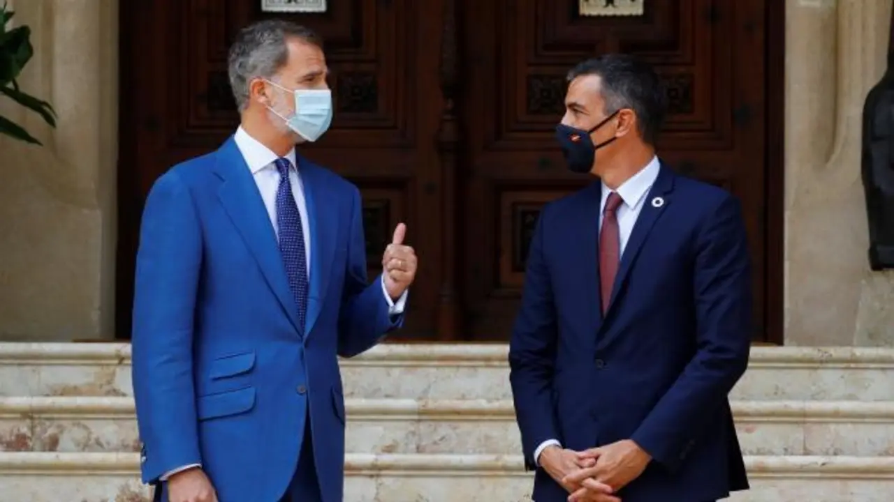Felipe VI y Pedro S&aacute;nchez posan para los fot&oacute;grafos antes de su reuni&oacute;n. EFE