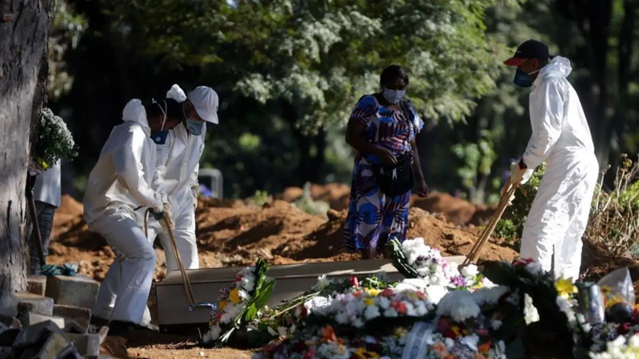 El n&uacute;mero total de decesos alcanz&oacute; los 104.201, aunque la cifra podr&iacute;a ser superior ya que existen 3.454 muertes bajo investigaci&oacute;n. EFE/Fernando Bizerra Jr./Archivo