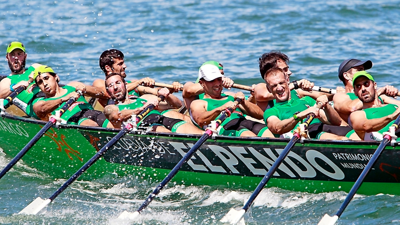Pedro Gabancho, segundo empezando por la derecha, con gesto de esfuerzo en plena regata al frente de la &lsquo;Virgen del Carmen&rsquo; de la que es entrenador. / alerta