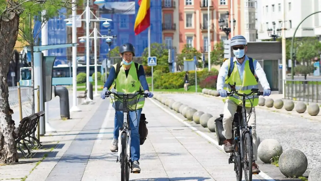 Dos personas pasean en bici por la calle Reina Victoria en Santander. / CUBERO / ARCHIVO