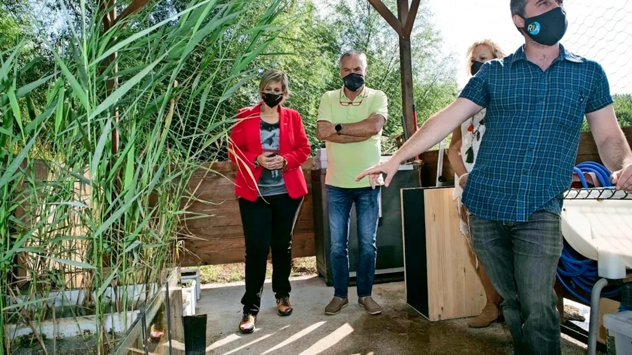 El presidente de la asociaci&oacute;n RIA, Diego Cicero acompa&ntilde;ado por la alcaldesa de Camargo Esther Bolado han visitado el proyecto de descontaminaci&oacute;n de la r&iacute;a del Carmen. / Alberto.G.Iba&ntilde;ez