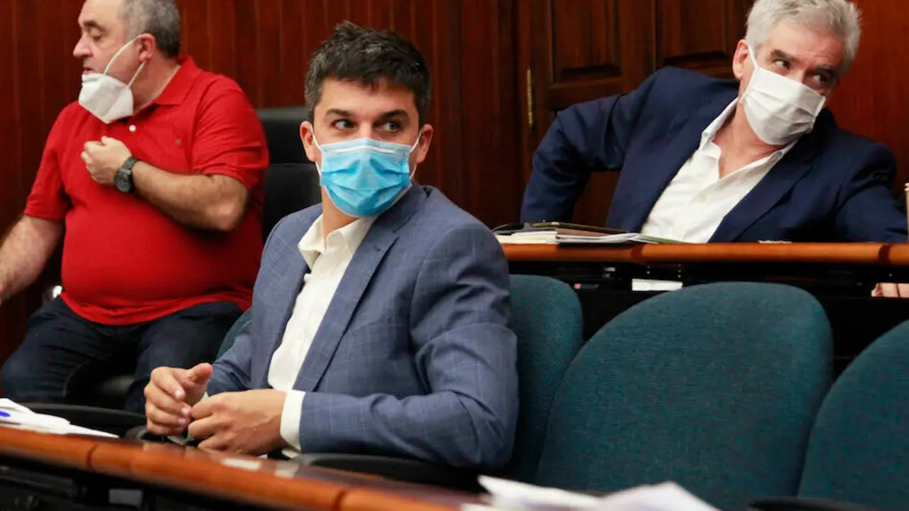 El portavoz regionalista en el Ayuntamiento de Santander, Jos&eacute; Mar&iacute;a Fuentes Pila durante un pleno del Ayuntamiento de Santander. / J.R.