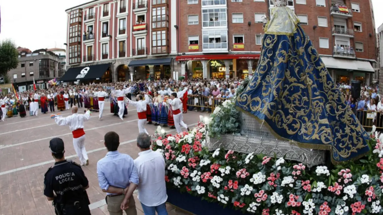 La celebraci&oacute;n de La patrona de 2019, justo despu&eacute;s de salir de la misa. / S.D.