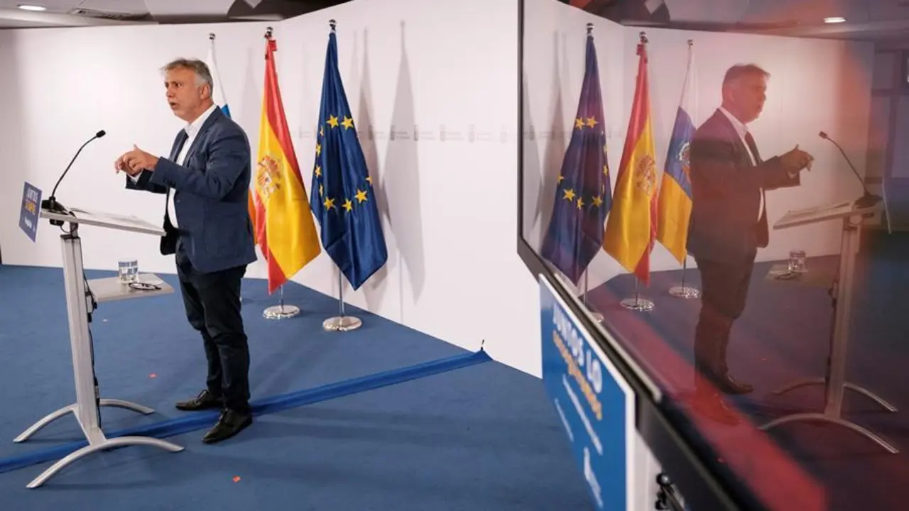 El presidente de Canarias, &Aacute;ngel V&iacute;ctor Torres, ha anunciado este jueves medidas m&aacute;s restrictivas para tratar de frenar los brotes de coronavirus que se est&aacute;n produciendo en las islas y ha lanzado una advertencia dirigida "con dureza" a los j&oacute;venes: no son invulnerables y pueden contagiar. EFE/&Aacute;ngel Medina G.