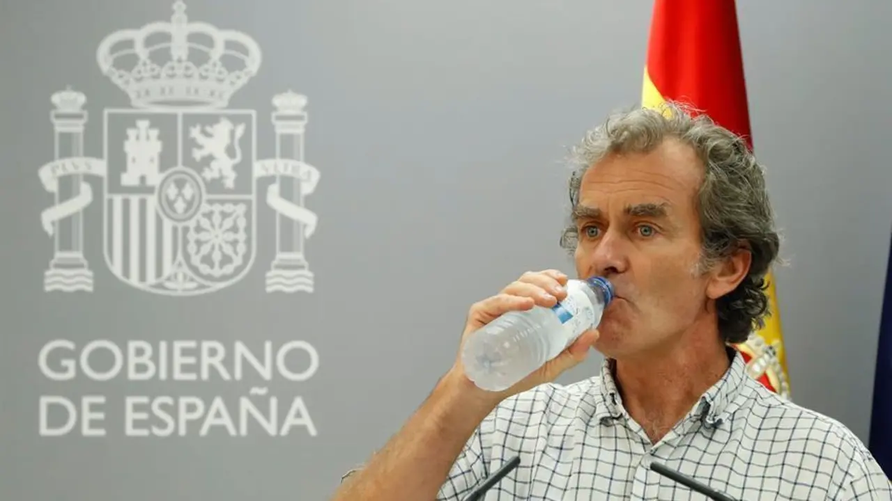 El doctor Fernando Sim&oacute;n comparece este jueves para explicar la evoluci&oacute;n de la pandemia, que ha superado la barrera de los 1.500 nuevos contagios en las &uacute;ltimas 24 horas y que las comunidades aut&oacute;nomas buscan combatir desde distintos frentes: de las pruebas masivas, a los controles domiciliarios y, en el caso de Galicia, hasta prohibir fumar en la calle si no hay distancia. EFE/ J.J. Guill&eacute;n