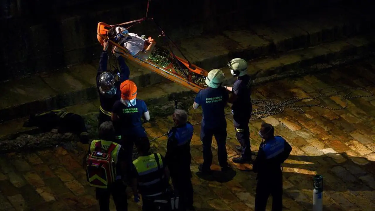 Los bomberos de Santander han rescatado a un hombre que se cay&oacute; al dique de Gamazo de la capital c&aacute;ntabra y que ha resultado herido, y para ello han tenido que realizar una compleja intervenci&oacute;n en la que han empleado una gr&uacute;a pluma. EFE/Pedro Puente