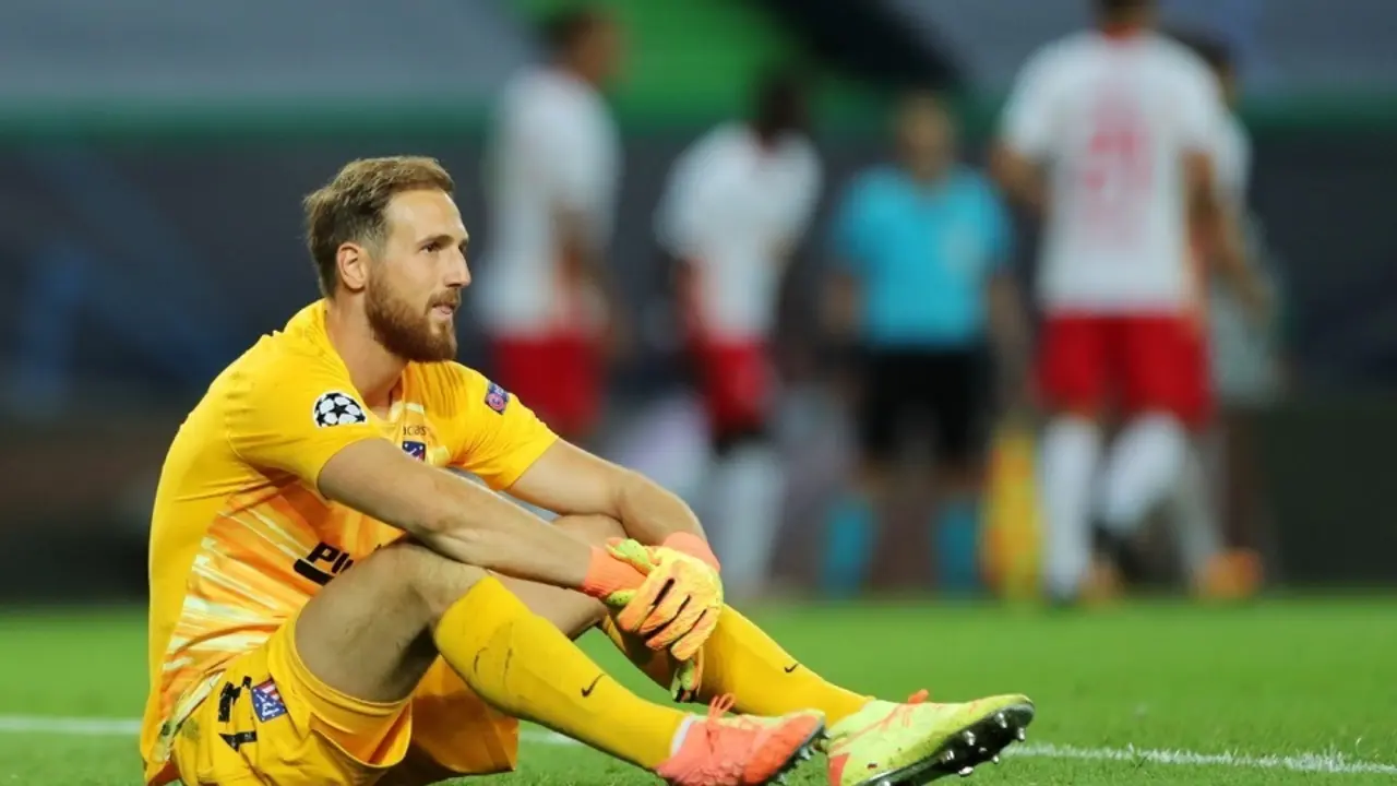 El portero del Atl&eacute;tico, Jan Oblak, abatido tras encajar el segundo tanto del Leipzig. / EFE