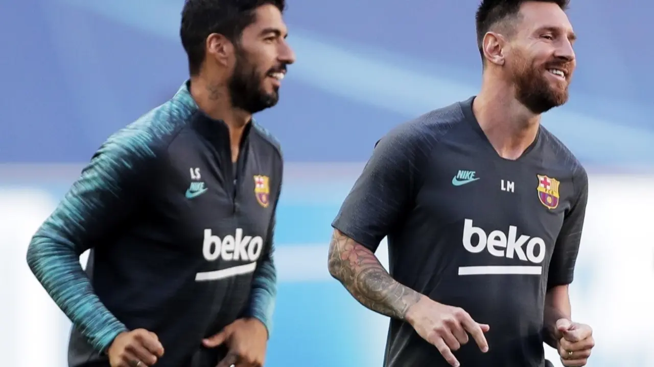 Luis Su&aacute;rez y Messi durante el &uacute;ltimo entrenamiento del Barcelona. / EFE