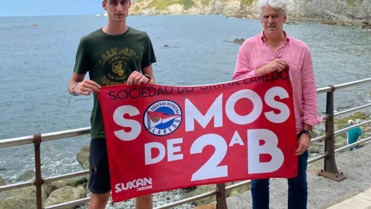 &Aacute;varo Garc&iacute;a y Manu Valle en el T&uacute;nel (Playa Soledad) de Laredo. / Alerta