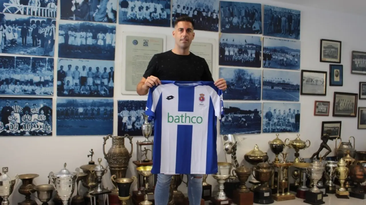 Nacho Mart&iacute;nez posa con la camiseta de la Gimn&aacute;stica. / Alerta