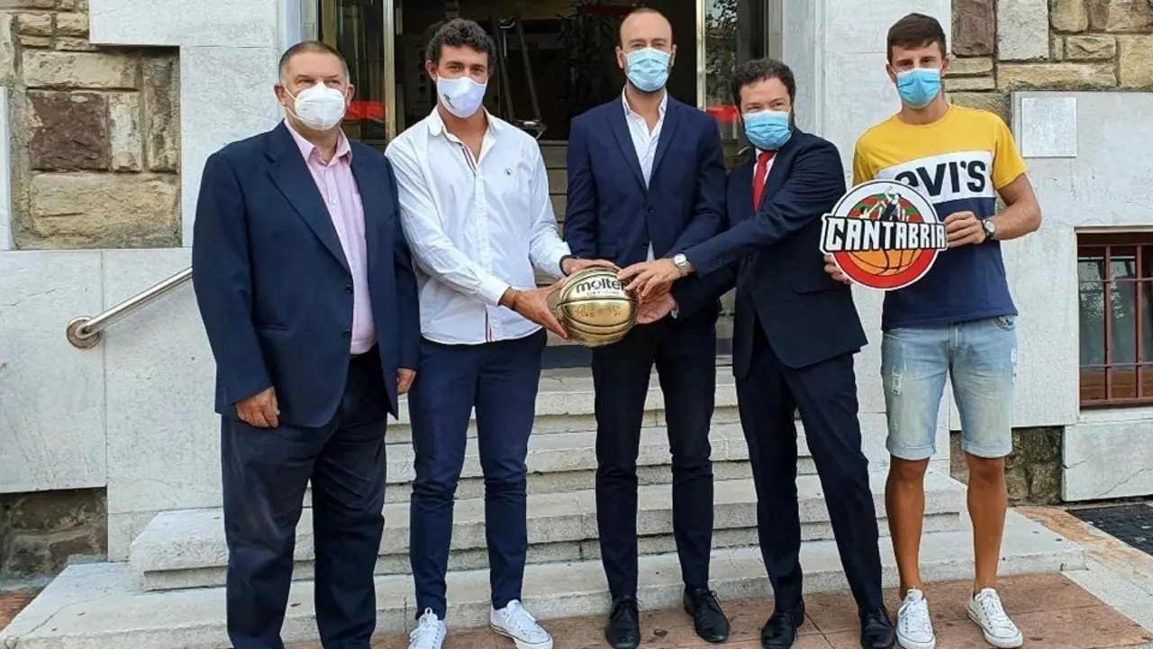 Los directivos del CD Estela posan con el alcalde de Torrelavega, Javier L&oacute;pez Estrada. / Alerta