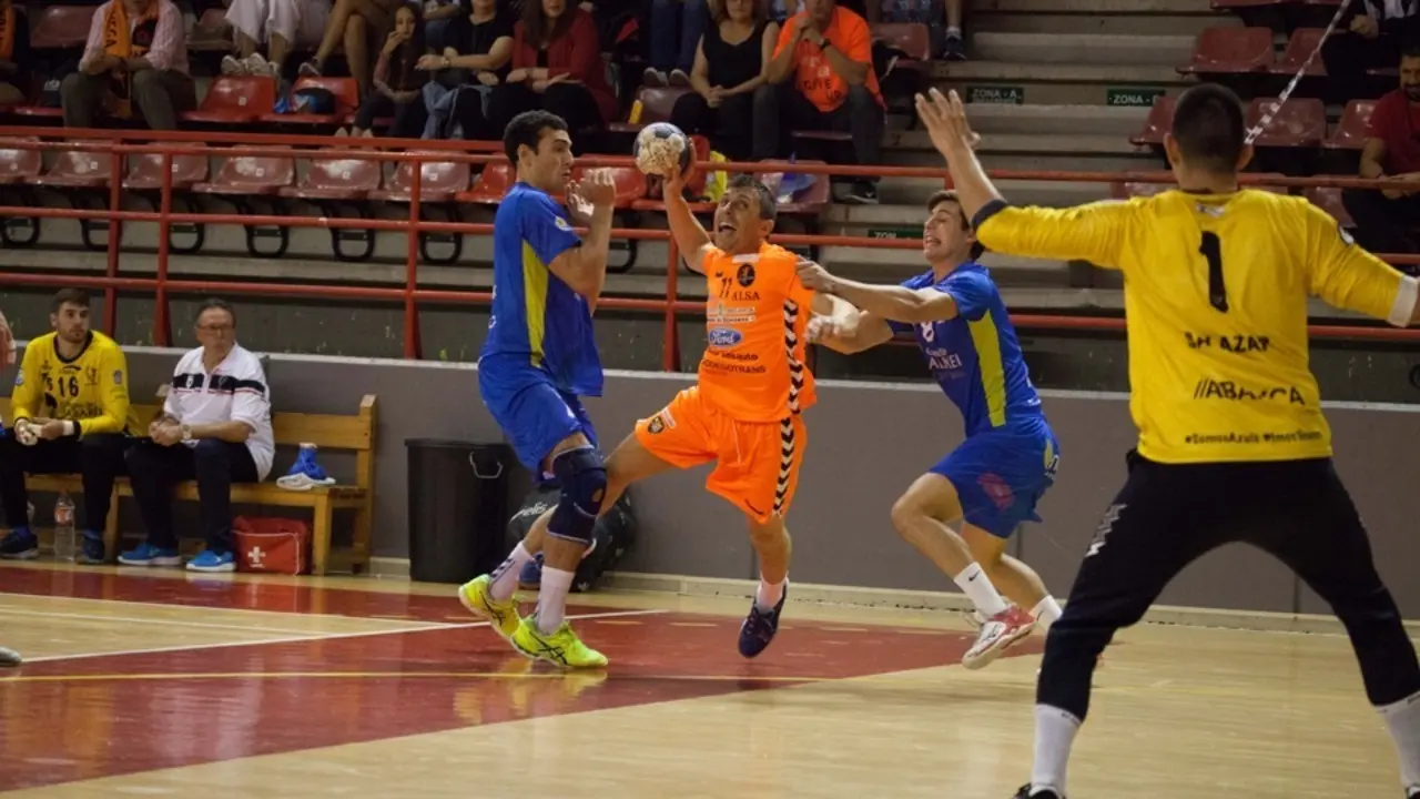 El jugador del BM Torrelavega Genio Gonz&aacute;lez durante un encuentro la pasada temporada. / sa&uacute;l Ceballos