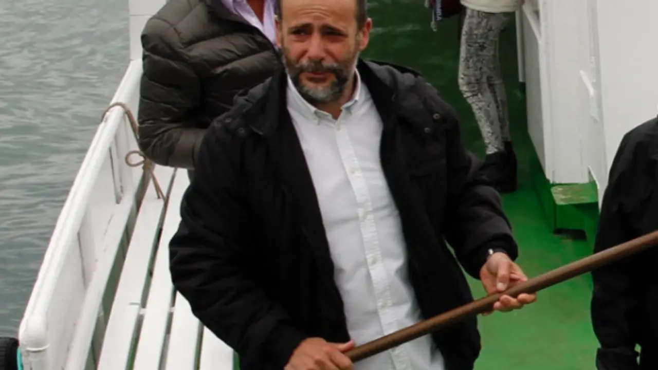 V&iacute;ctor Canal, a punto de entregar una bandera tras la disputa de una regata. / alerta