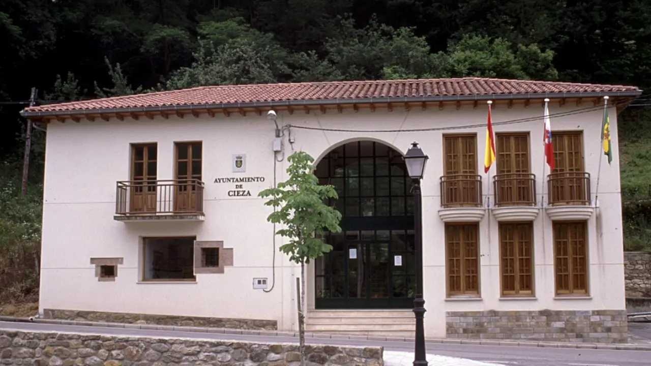 Vista del Ayuntamiento de Cieza, Cantabria. / ALERTA