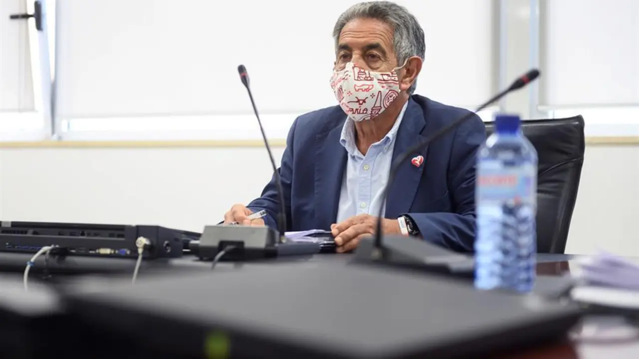 El presidente del Gobierno de Cantabria, Miguel &Aacute;ngel Revilla, al comienzo de la reuni&oacute;n del grupo de trabajo para la elaboraci&oacute;n de proyectos que la Comunidad Aut&oacute;noma presentar&aacute; al fondo de reconstrucci&oacute;n.EFE/Pedro Puente Hoyos